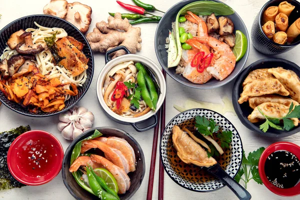 将中国食物分类 中国面 白色背景的中国名菜 顶部视图 中国餐馆的概念 亚洲风格的宴会 — 图库照片