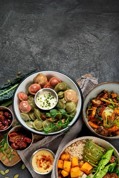 Friska Vegetariska Och Veganska Dumplings Och Buddha Skålar Med Vitaminer — Stockfoto