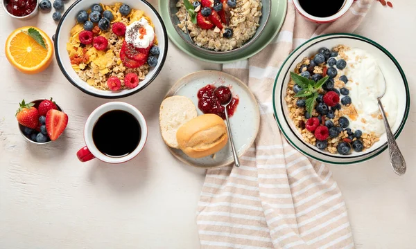 Śniadanie Przy Stole Zdrowy Zestaw Śniadaniowy Lub Brunchowy Różnorodność Posiłków — Zdjęcie stockowe