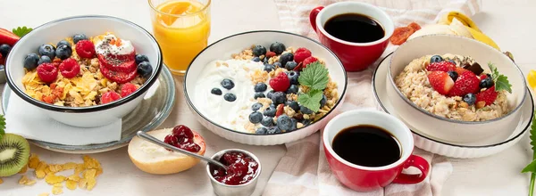朝食のテーブル 健康的な朝食やブランチセット グラノーラ コーンフレーク 新鮮なベリー 果物や白を背景にトッピングの様々な食事の多様性 最上階だ パノラマ — ストック写真