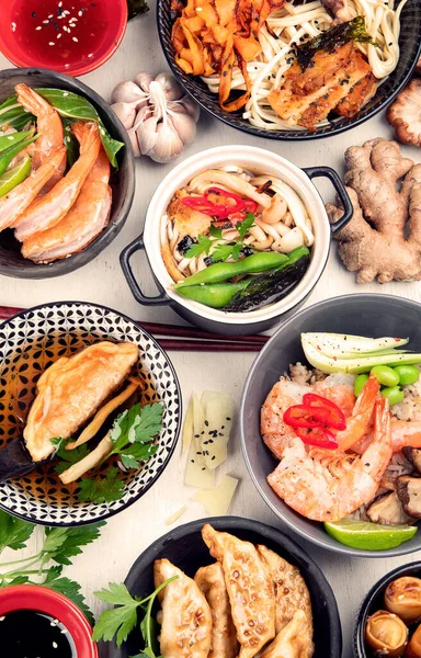 中華料理の盛り合わせセット 中華麺 チャーハン 北京ダック 春巻き 白を基調とした中華料理の名店 最上階だ 中華料理のコンセプト アジアンスタイルの宴会 — ストック写真
