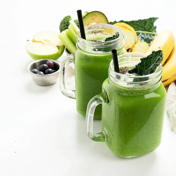 白色背景的罐子杯中的健康绿色冰沙 — 图库照片