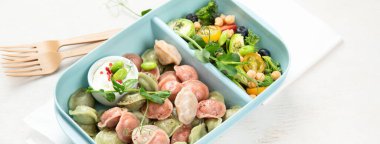 Sağlıklı vejetaryen ve vejetaryen hamur tatlısı, vitaminler, antioksidanlar, beyaz arka planda protein. Üst Manzara. Panorama.