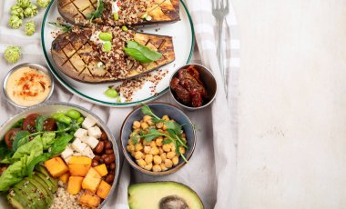 Taze ve sağlıklı vejetaryen masası, nohut, Buda kasesi, balkabağı, brokoli, kinoa, filiz ve diğerleri. Hafif arkaplan. Üst Manzara. Boşluğu kopyala.