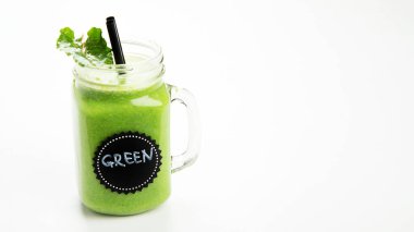 Beyaz arka planda kavanozdaki sağlıklı yeşil smoothie..