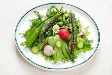 Vitamin bahar salatası. Taze sebze ve bitki salatası. Sağlıklı beslenme kavramı. Bağışıklık için vitaminler. Beyaz arka planda vejetaryenler için yiyecek. Üst görünüm.