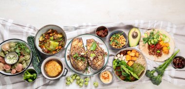 Taze ve sağlıklı vejetaryen masası, nohut, Buda kasesi, balkabağı, brokoli, kinoa, filiz ve diğerleri. Hafif arkaplan. Üst Manzara. Kopyalama alanı olan Panorama.