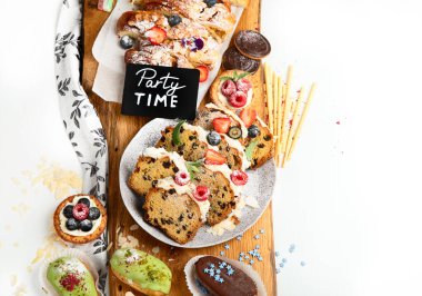 Sağlıklı yaz tatlıları. Beyaz arka planda farklı tatlılar. Üst görünüm, alanı kopyala