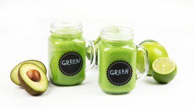 Beyaz arka planda kavanozdaki sağlıklı yeşil smoothie..