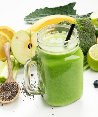 Beyaz arka planda kavanozdaki sağlıklı yeşil smoothie..