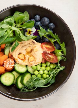 Vejetaryen yemeği, beyaz arka planda sağlıklı beslenme. Üst görünüm