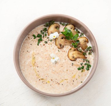 Mantar kremalı çorba. Sağlıklı vejetaryen yemeği. Üst görünüm