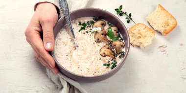 Mantar kremalı çorba. Sağlıklı vejetaryen yemeği. Üst görünüm