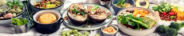 Friss Egészséges Vegán Asztal Csicseriborsóval Buddha Tálral Sütőtökkel Brokkolival Quinoával — Stock Fotó