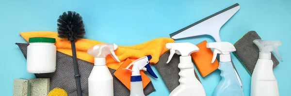 Schoonmaakmiddelen Flessen Rubberen Handschoenen Spons Huishoudelijk Concept Bovenaanzicht Panorama Banne — Stockfoto