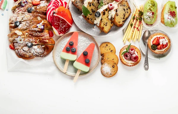 Gesunde Sommerliche Desserts Verschiedene Desserts Auf Weißem Hintergrund Ansicht Von — Stockfoto