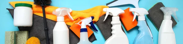 製品を洗浄する ボトル ゴム手袋 スポンジ 家事のコンセプト トップビュー パノラマ バナー — ストック写真