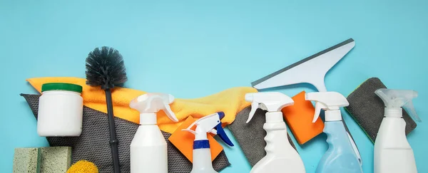 製品を洗浄する ボトル ゴム手袋 スポンジ 家事の概念 トップビュー — ストック写真