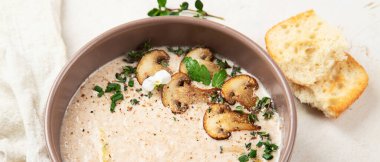 Mantar kremalı çorba. Sağlıklı vejetaryen yemeği. Üst görünüm