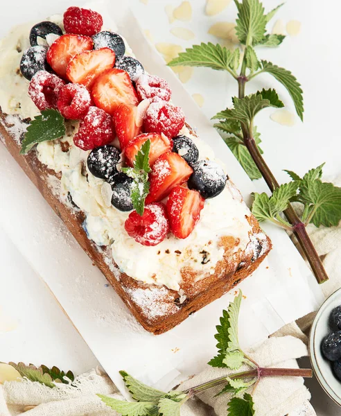 디저트 테이블 그림은 케이크에 딸기를 곁들인 것이다 건강에 디저트 — 스톡 사진