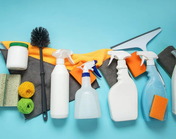 Reinigungsmittel Flaschen Gummihandschuhe Und Schwamm Hauswirtschaftliches Konzept Draufsicht — Stockfoto