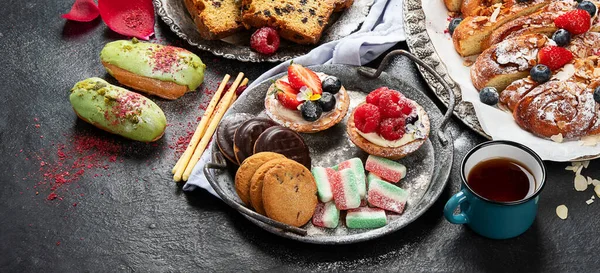 Vedere Sus Mesei Alimente Dulci Panificație Biscuiți Fructe Eclairs Ceai — Fotografie, imagine de stoc