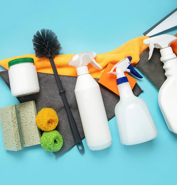 製品を洗浄する ボトル ゴム手袋 スポンジ 家事の概念 トップビュー — ストック写真