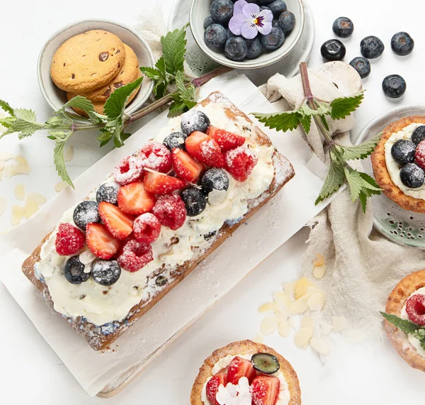 デザートテーブル トップビュー ベリーと夏のケーキ 健康的なデザートのコンセプト トップビュー コピースペース — ストック写真
