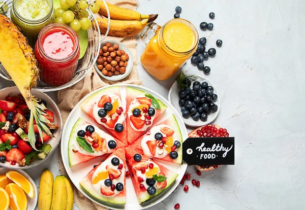 Frutas Verão Sortidas Fundo Branco Conceito Alimento Cru Fresco Espaço — Fotografia de Stock