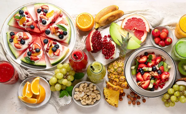 Frutas Verão Sortidas Fundo Branco Conceito Alimento Cru Fresco — Fotografia de Stock