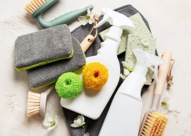 Fırçalar, süngerler, lastik eldivenler ve doğal temizlik ürünleri. Beyaz arka planda çevre dostu temizlik ürünleri. Üst görünüm.