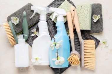 Fırçalar, süngerler, lastik eldivenler ve doğal temizlik ürünleri. Beyaz arka planda çevre dostu temizlik ürünleri. Üst görünüm.