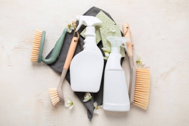 Fırçalar, süngerler, lastik eldivenler ve doğal temizlik ürünleri. Beyaz arka planda çevre dostu temizlik ürünleri. Üst görünüm.