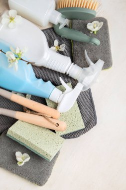 Fırçalar, süngerler, lastik eldivenler ve doğal temizlik ürünleri. Beyaz arka planda çevre dostu temizlik ürünleri. Üst görünüm.