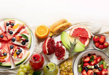 Beyaz arka planda çeşitli yaz meyveleri. Taze çiğ gıda konsepti. Boşluğu kopyala