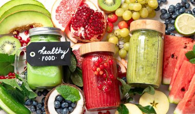 Taze meyve ve sebze suyu ya da çeşitli içerikli hafif arka plan içerikli meyve suyu. Üst görünüm, alanı kopyala