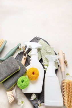 Fırçalar, süngerler, lastik eldivenler ve doğal temizlik ürünleri. Beyaz arka planda çevre dostu temizlik ürünleri. Üst Manzara. Boşluğu kopyala.
