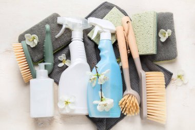 Fırçalar, süngerler, lastik eldivenler ve doğal temizlik ürünleri. Beyaz arka planda çevre dostu temizlik ürünleri. Üst görünüm.