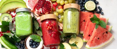 Taze meyve ve sebze suyu ya da çeşitli içerikli hafif arka plan içerikli meyve suyu. Üst görünüm, alanı kopyala