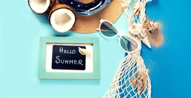 Yaz seyahati afişi, güneş gözlüklü düz uzanma, araba, mavi arka planda klasik kamera. Araba yolculuğu. Üst görünüm