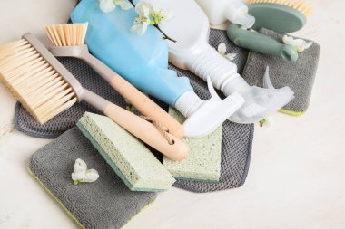 Fırçalar, süngerler, lastik eldivenler ve doğal temizlik ürünleri. Beyaz arka planda çevre dostu temizlik ürünleri. Üst görünüm.