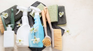 Fırçalar, süngerler, lastik eldivenler ve doğal temizlik ürünleri. Beyaz arka planda çevre dostu temizlik ürünleri. Üst Manzara. Boşluğu kopyala.