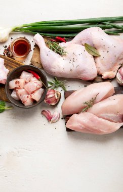 Çeşitli çiğ tavuk eti porsiyonları. Üst görünüm, alanı kopyala
