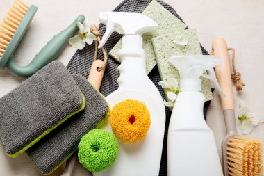 Fırçalar, süngerler, lastik eldivenler ve doğal temizlik ürünleri. Beyaz arka planda çevre dostu temizlik ürünleri. Üst görünüm.