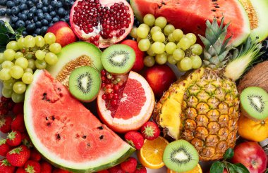 Taze meyveler, beyaz bir zemin üzerinde çeşitli meyveler. Vitaminler doğal beslenme konsepti.