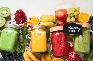 Taze meyve ve sebze suyu ya da çeşitli içerikli hafif arka plan içerikli meyve suyu. Üst görünüm, alanı kopyala