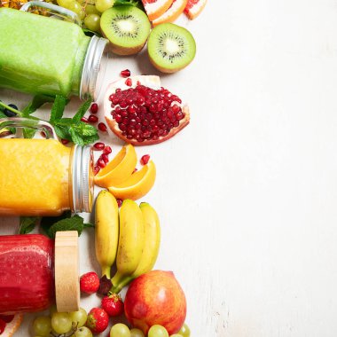 Taze meyve ve sebze suyu ya da çeşitli içerikli hafif arka plan içerikli meyve suyu. Üst görünüm, alanı kopyala