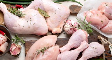 Çeşitli çiğ tavuk eti porsiyonları. Üst görünüm, alanı kopyala