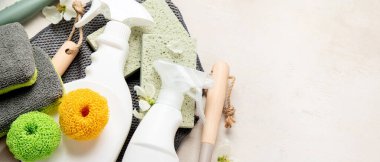 Fırçalar, süngerler, lastik eldivenler ve doğal temizlik ürünleri. Beyaz arka planda çevre dostu temizlik ürünleri. Üst Manzara. Kopyalama alanı olan Panorama.