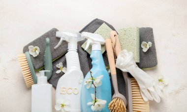Fırçalar, süngerler, lastik eldivenler ve doğal temizlik ürünleri. Beyaz arka planda çevre dostu temizlik ürünleri. Üst görünüm.